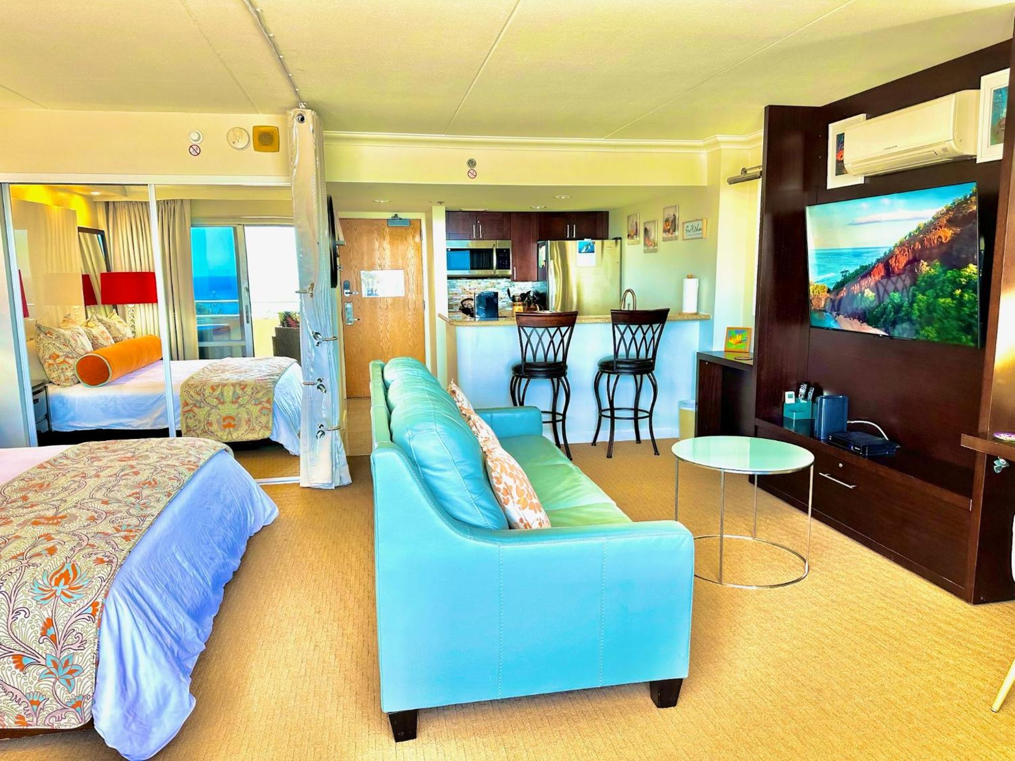 Waikiki Beach Experience! Luxury Oceanview Suite! ホノルル エクステリア 写真