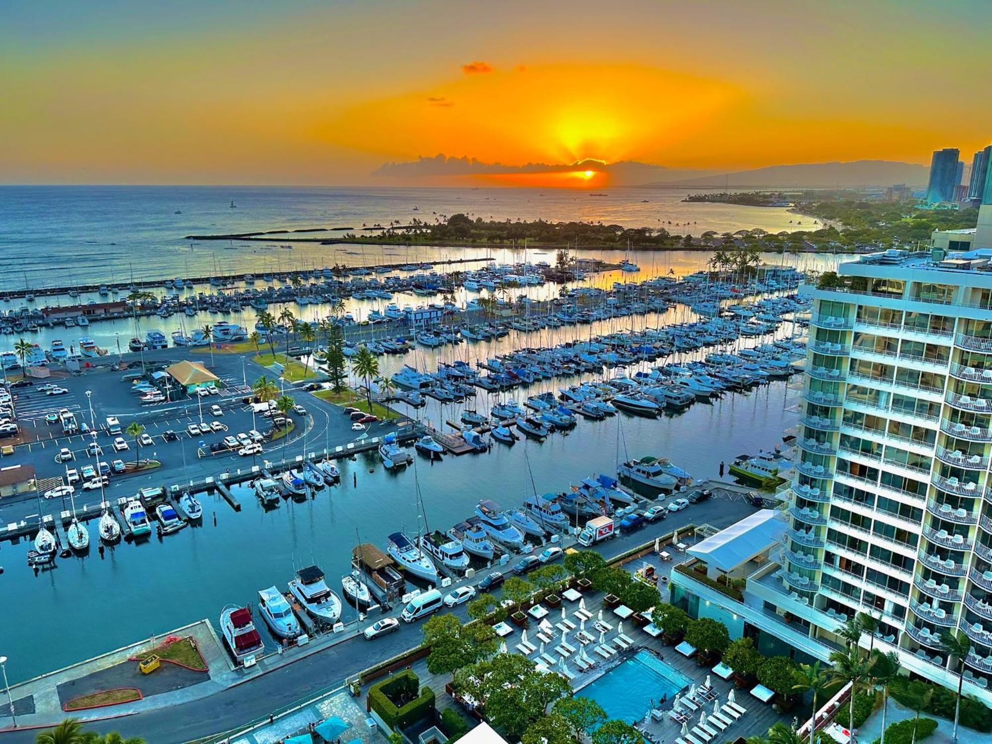 Waikiki Beach Experience! Luxury Oceanview Suite! ホノルル エクステリア 写真