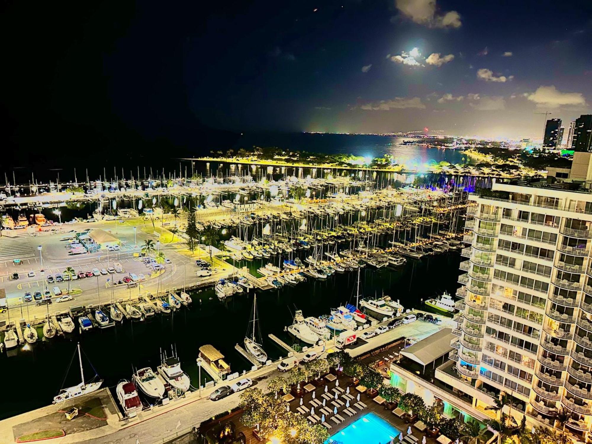 Waikiki Beach Experience! Luxury Oceanview Suite! ホノルル エクステリア 写真