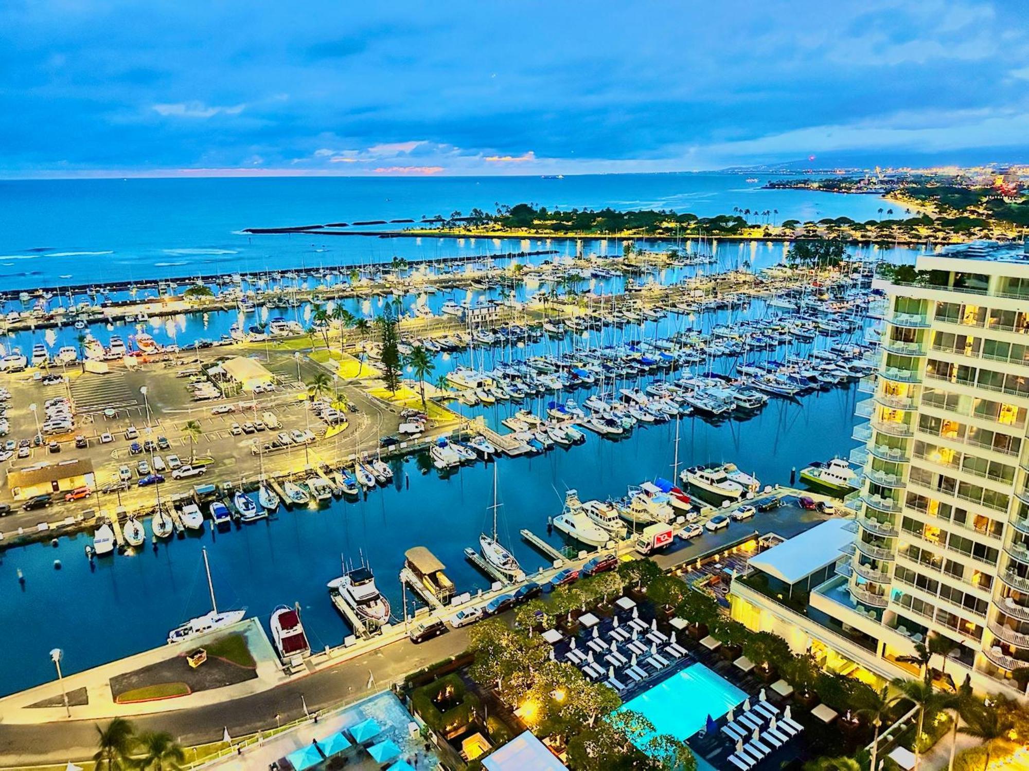 Waikiki Beach Experience! Luxury Oceanview Suite! ホノルル エクステリア 写真
