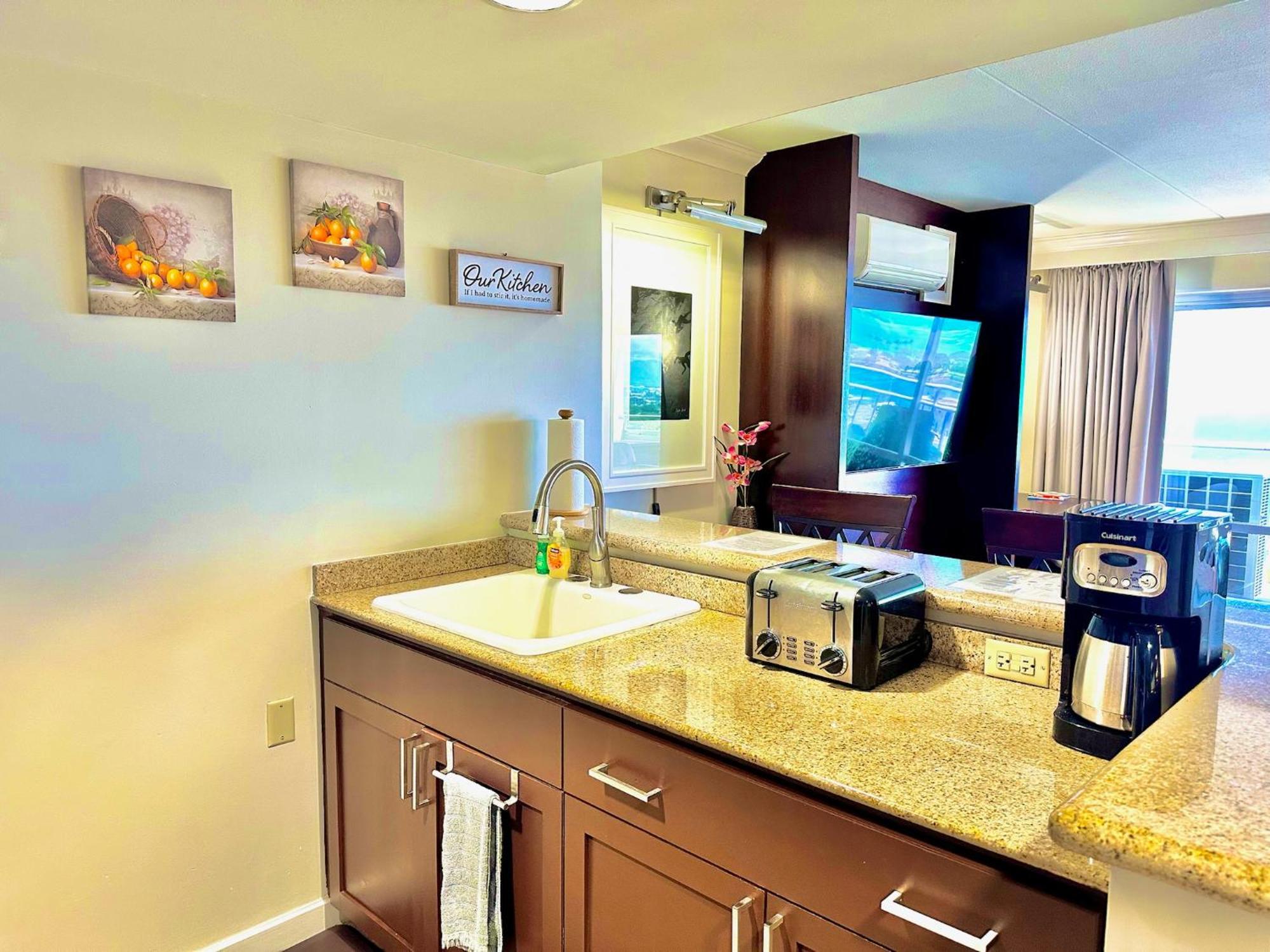 Waikiki Beach Experience! Luxury Oceanview Suite! ホノルル エクステリア 写真