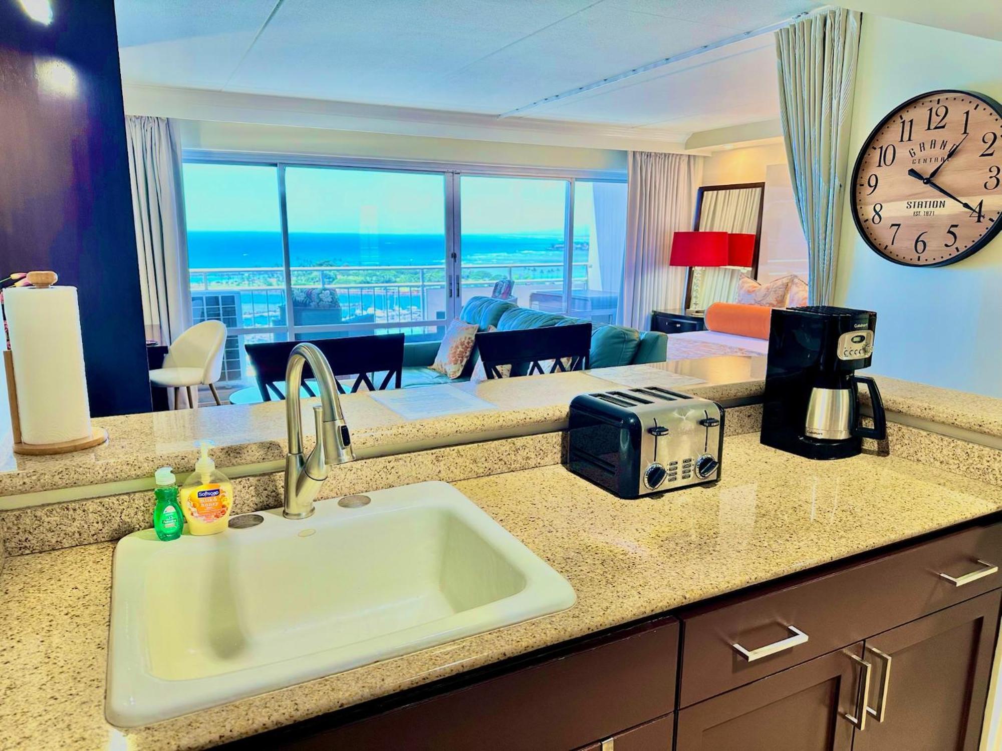 Waikiki Beach Experience! Luxury Oceanview Suite! ホノルル エクステリア 写真