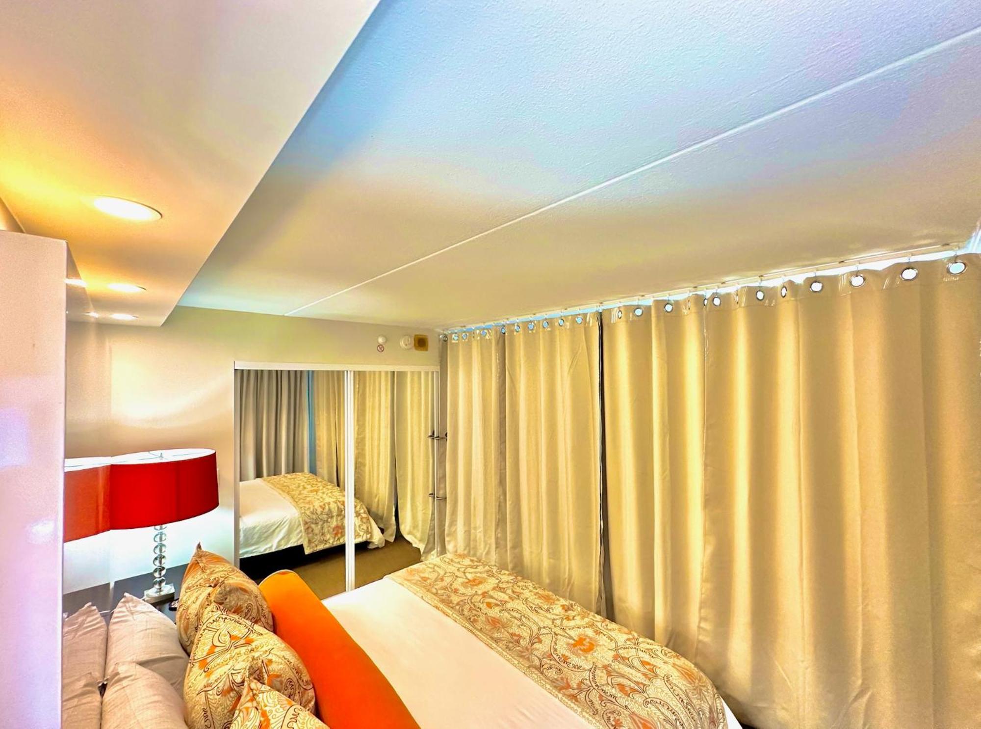 Waikiki Beach Experience! Luxury Oceanview Suite! ホノルル エクステリア 写真